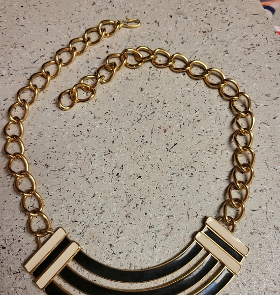 VINTAGE MONET GOLD TONE BLACK & CREAM ENAMEL NECKLACE - Picture 3 of 5